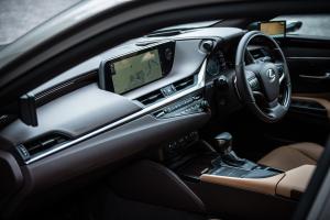 Lexus ES300h with Digital Side-View Monitor 2020 года  (EU)